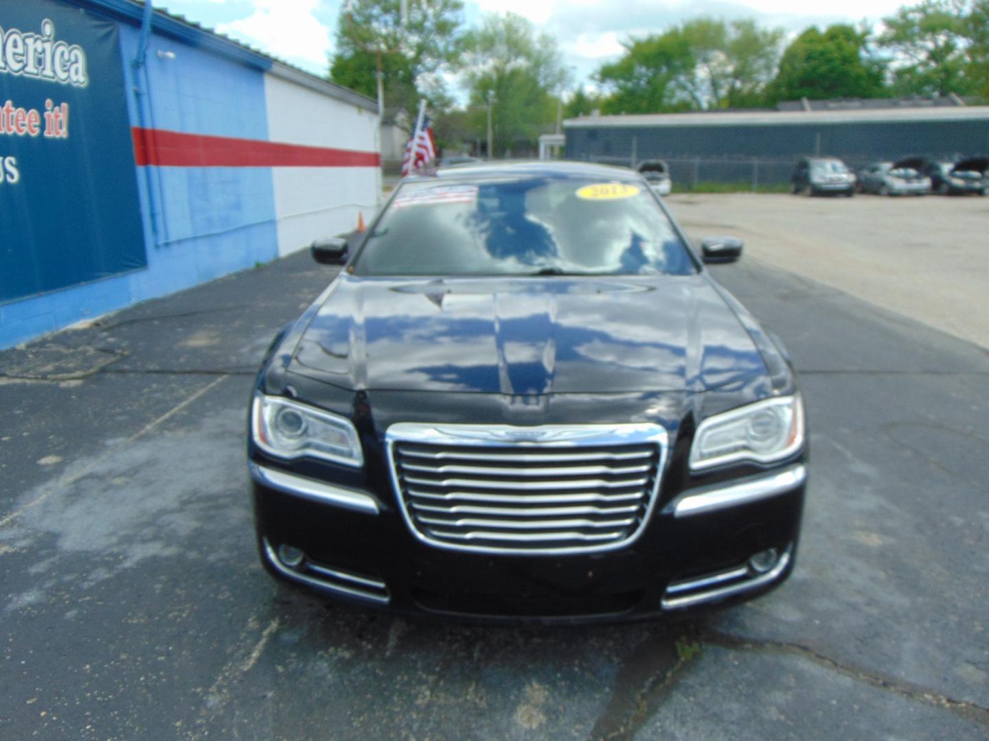 2013 Black Chrysler 300 (2C3CCAKT8DH) with an V8 HEMI 5.7 Liter engine, Auto, 5-Spd w/AutoStick transmission, located at 2105 Dixie Hwy, Louisville, KY, 40210, (502) 772-3333, 38.220932, -85.795441 - Photo#2